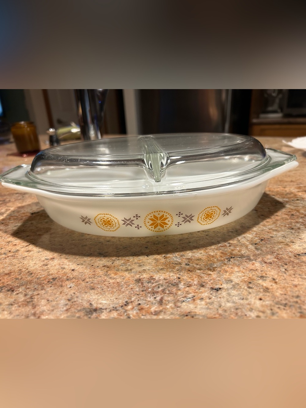 Pyrex Town & Country 1 1/2Qt  Divided Dish 8.5x12” 1963 w/Pyrex Lid 945-C-2